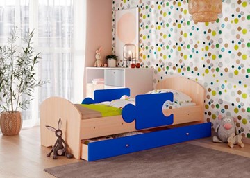 Детская кровать с ящиком и бортиками Мозайка, корпус Млечный дуб/фасад Синий (щиты) в Смоленске