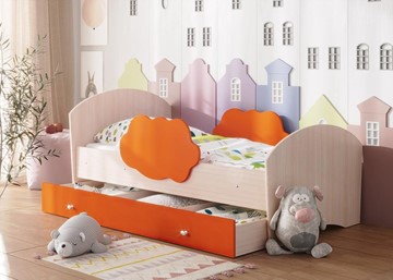 Детская кровать Тучка с ящиком, корпус Дуб млечный, фасад Оранжевый в Смоленске